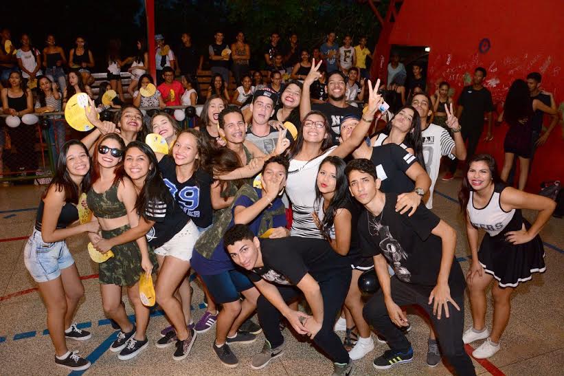 Estudantes lotam a quadra do CEAN para a primeira seletiva de Festival Estudantil
