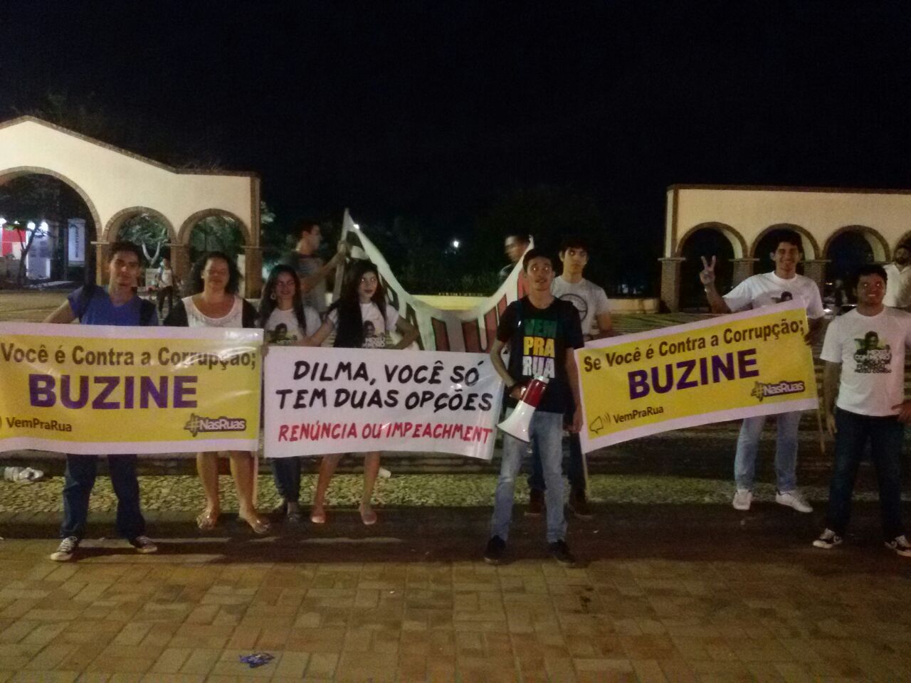 Buzinaço reúne movimentos sociais em protesto contra a corrupção na noite de segunda