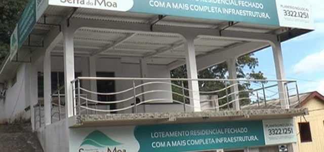 Dupla armada invade imobiliária e faz clientes e funcionários reféns