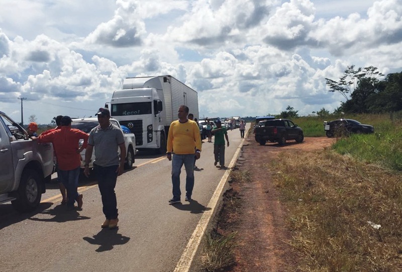 Sem-terra fecham BR-317 e invadem fazenda; peruanos ficam isolados no Acre