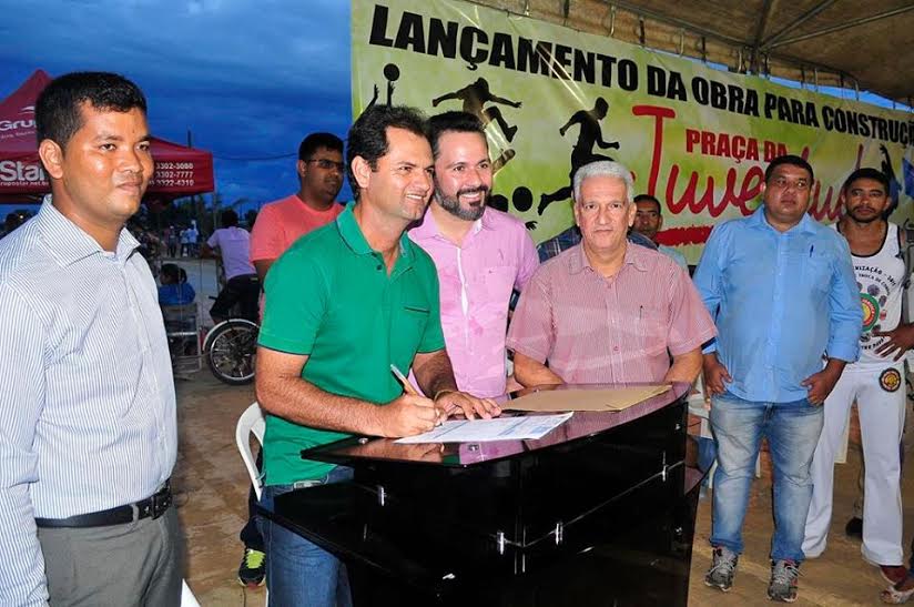 Mano Rufino assina ordem de serviço para construção da Praça da Juventude em Sena Madureira