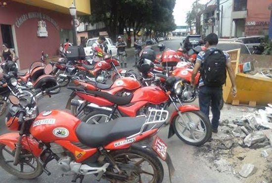 Motofretistas fazem protesto em frente à Câmara de Rio Branco