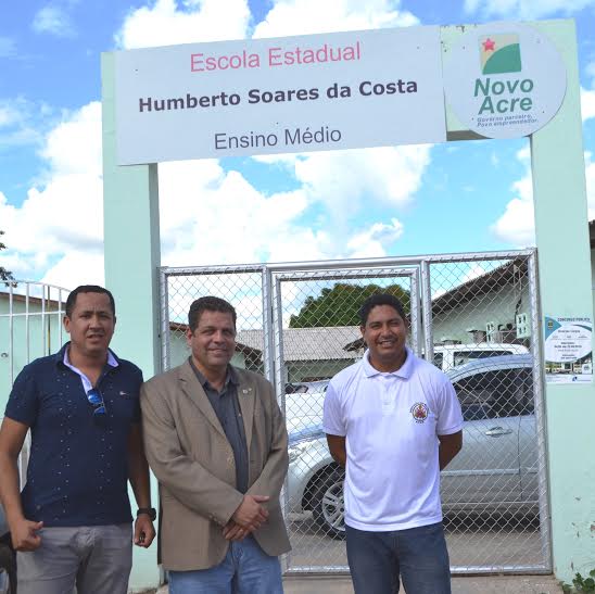 Rocha visita Escola Humberto Soares onde funcionará o Colégio Militar