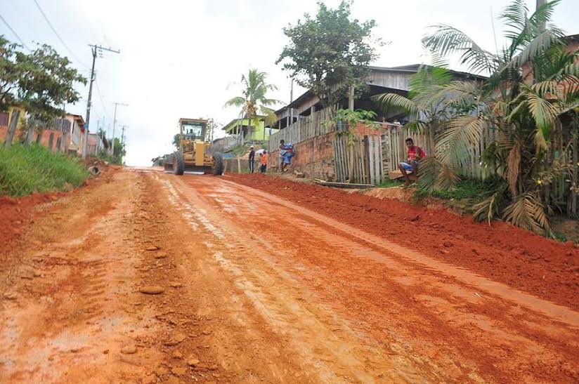 Em Sena, rua recebe pavimentação; Mano acompanha obra