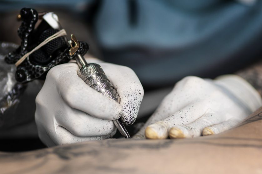 5 possíveis consequências de saúde ao fazer uma tatuagem