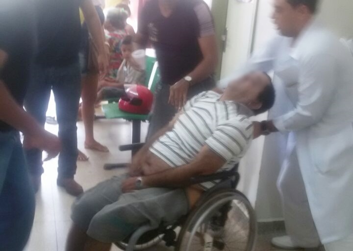 Homem morre de infarto ao lado da UPA e moradores alegam que médicos negaram atendimento