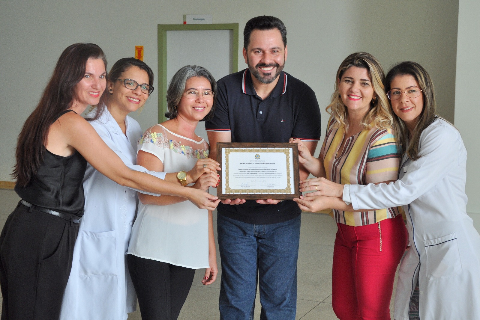 Alan Rick entrega prêmio a Policlínica do Tucumã por atuação da saúde feminina