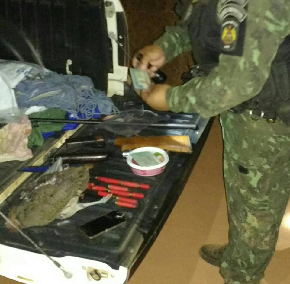 Após denúncia, Polícia Militar apreende espingarda e carne de caça em Porto Acre