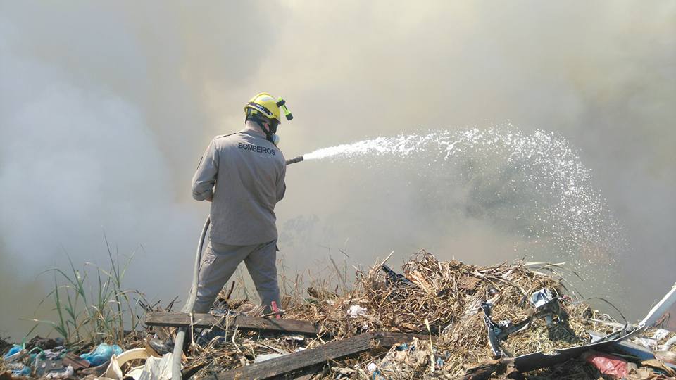 Corpo de Bombeiros é acionado para controlar suposto incêndio criminoso no lixão da Capital