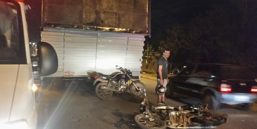 Motociclista bate na traseira de carreta e homem é levado ao Pronto Socorro em estado grave