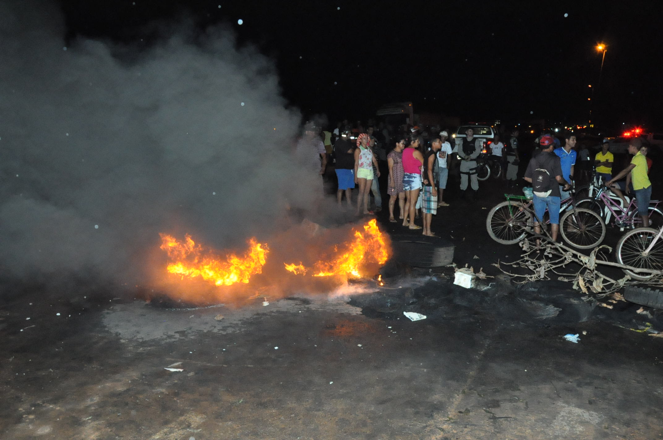 Moradores fecham BR-364 em protesto a descaso da prefeitura de Rio Branco
