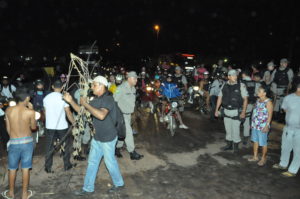 Moradores protestavam contra a qualidade da pavimentação no bairro /Foto: Reprodução