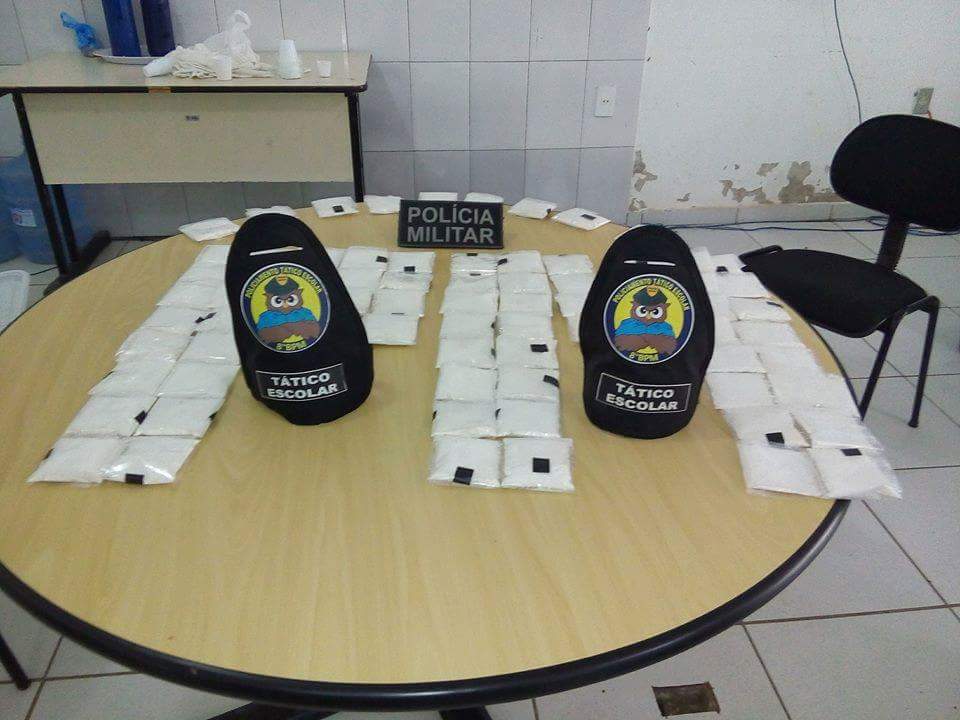 Polícia Militar prende mulher com 76 pacotes de cocaína em Sena Madureira