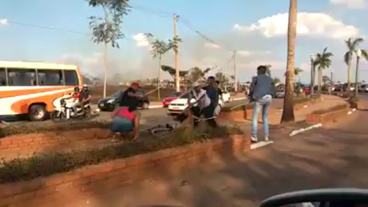 Homens são flagrados agredindo mulher com barras de ferro após a Cavalgada