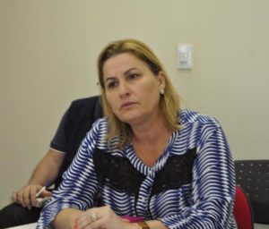 Juliana Quinteiro, a superintendente da Fundhacre atenta as reclamações /Foto: Assessoria