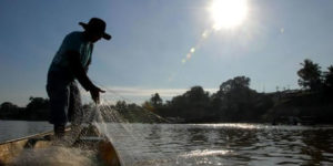Pescador-artesanal-recolhendo-rede-no-Acre