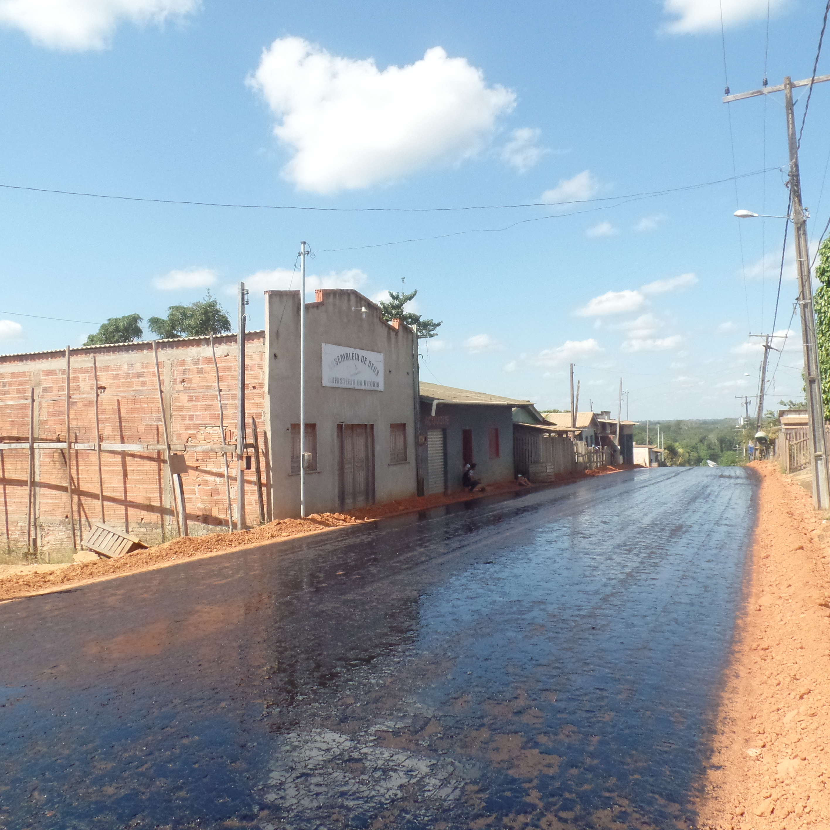 Prefeitura de Sena executa preparação do solo para asfaltamento de ruas