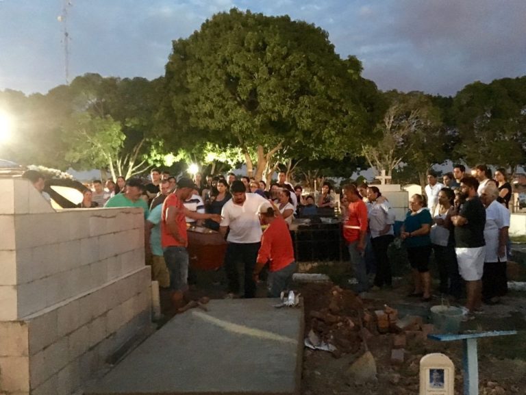 Desespero e comoção marcam sepultamento de jovem morto em boate