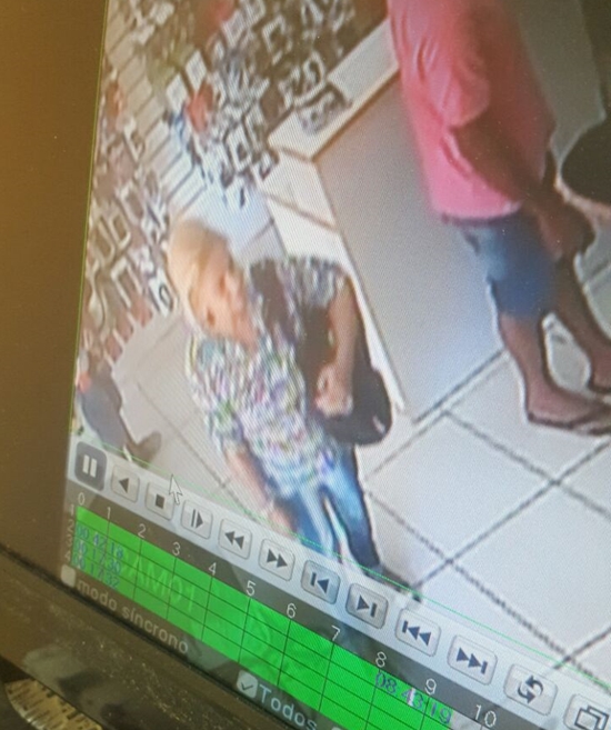 Câmeras flagram mulher furtando celular em loja do Terminal Urbano