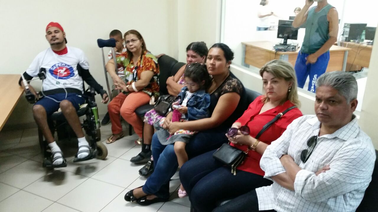 Cadeirantes protestam em frente à Sesacre pela falta de materiais na saúde