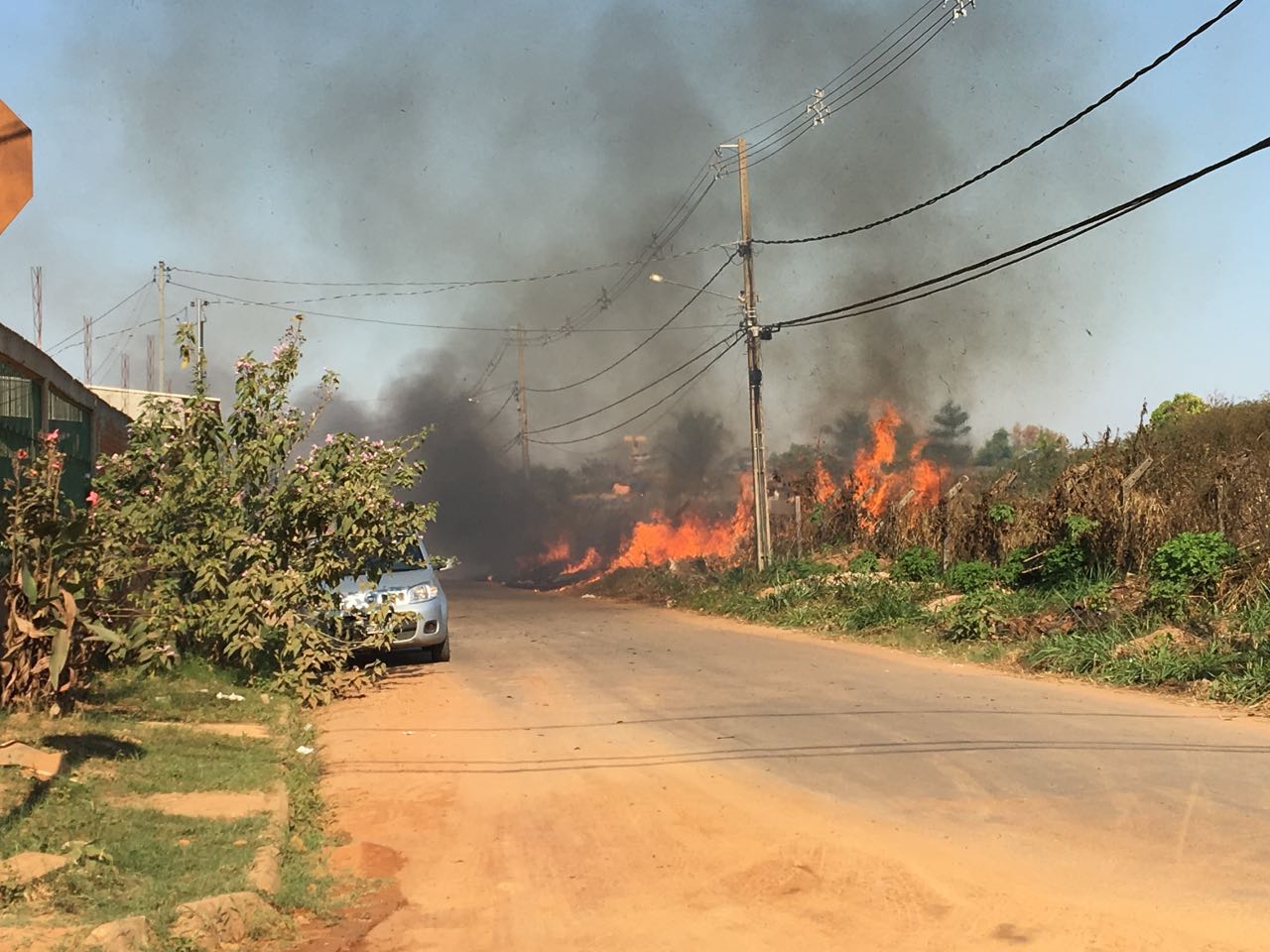 Incêndio de grandes proporções assusta moradores do bairro Mocinha Magalhães em Rio Branco