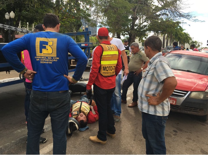 Imprudência no trânsito quase tira vida de mototaxista no centro de Rio Branco