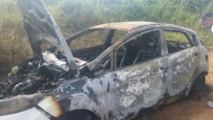 Carro do casal foi encontrado incendiado na estrada do Amapá /Foto: Reprodução