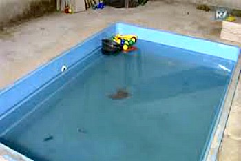Criança de dois anos de idade morre afogada em piscina; “muito triste”, diz amigo da família