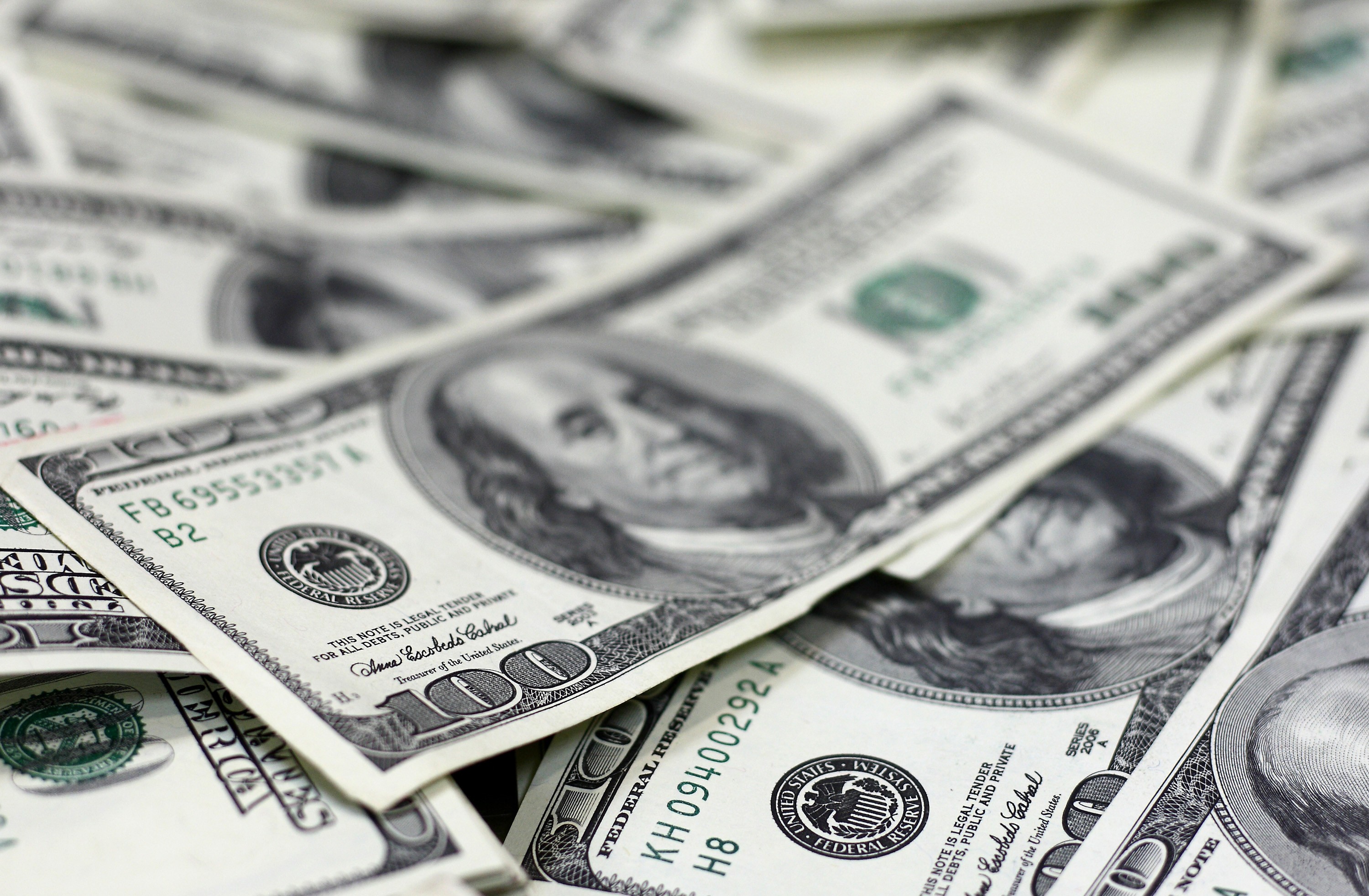 Dólar fecha em R$ 3,33 e relata quarto dia em alta consecutivo