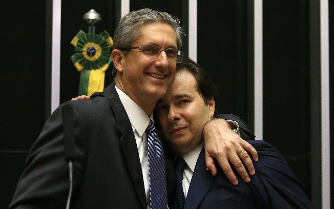 Rodrigo Maia vence Rogério Rosso e é o novo presidente da Câmara dos Deputados