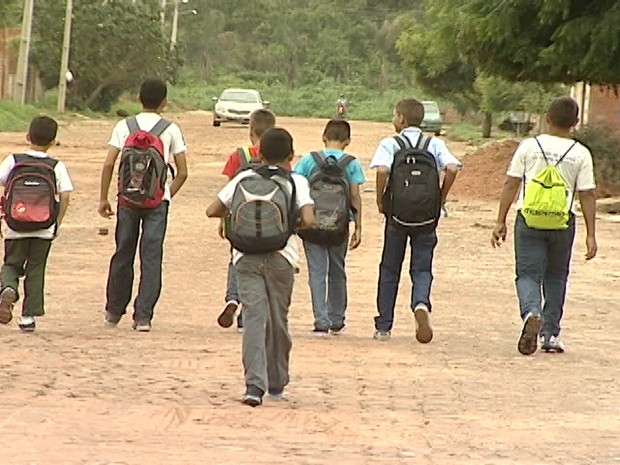 Escolas rurais são fechadas e falta de transporte dificulta vida de alunos