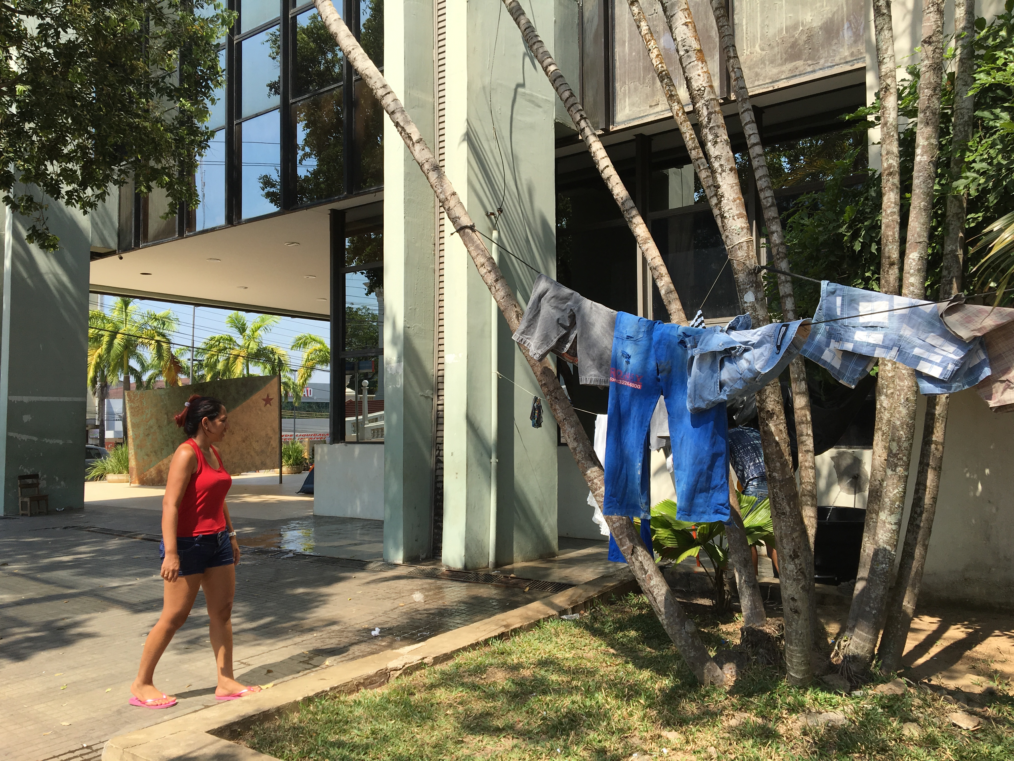 Famílias acampadas na Aleac “favelizam” entrada do prédio com varal e bica d’água