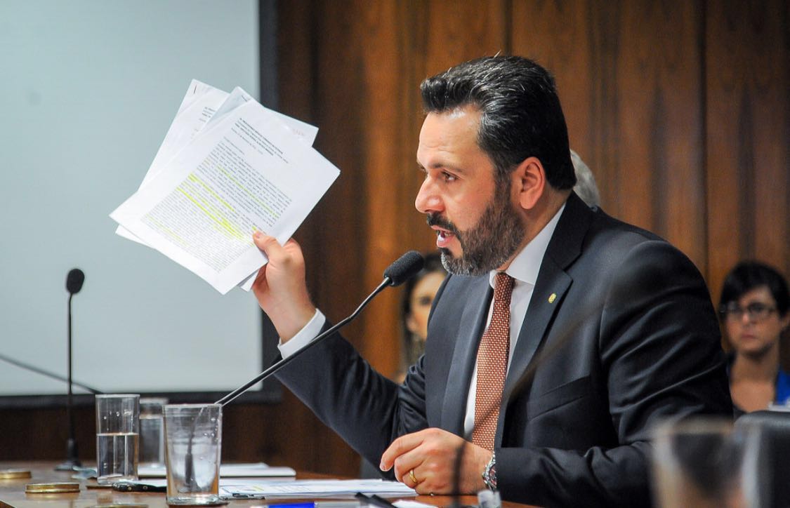 Emenda sugerida por Alan Rick beneficia médicos brasileiros formados no exterior