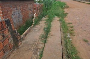 Muro foi destruído durante manutenção na rua feita pelo Depasa /Foto: ContilNet