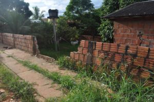 Parte do muro desabou depois de obras efetuadas pelo Depasa rua /Foto: ContilNet