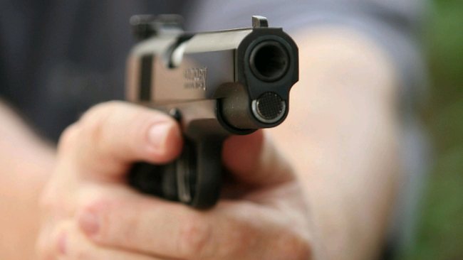 Polícia segue buscas por suspeito de matar homem com quatro tiros