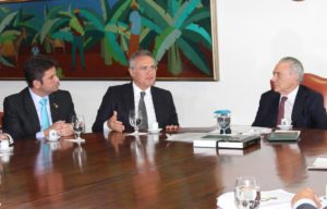 Senador Gladson Cameli, ao lado do senador Renan Calheiros e do presidente Michel Temer /Foto: Assessoria