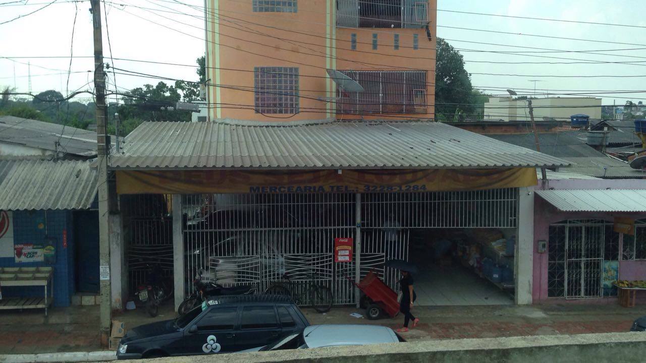 Assalto seguido de troca de tiros deixa dois feridos em casa de carne