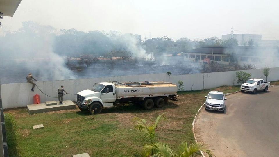 Incêndio próximo ao prédio do Tribunal de Justiça assusta trabalhadores