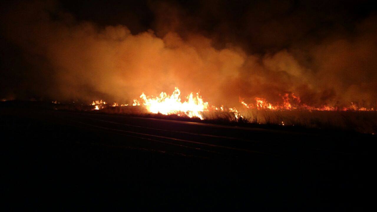 Incêndio atinge aeroporto de Feijó; helicóptero João Donato estava na pista