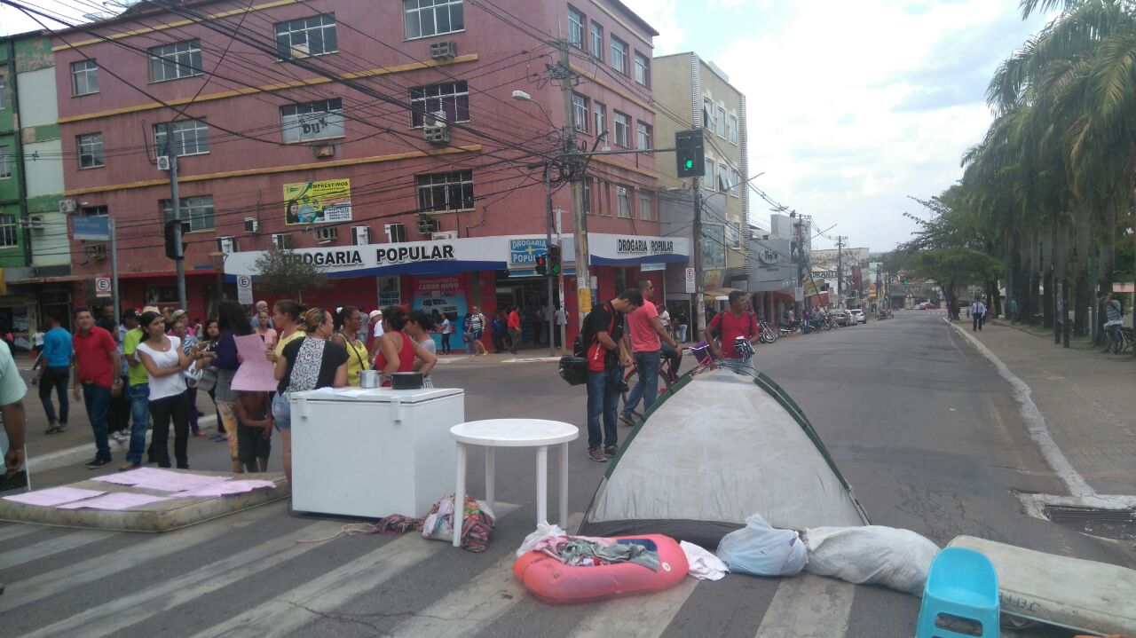 Desabrigados fecham ruas no centro: “Ninguém se preocupa, estamos ao relento”