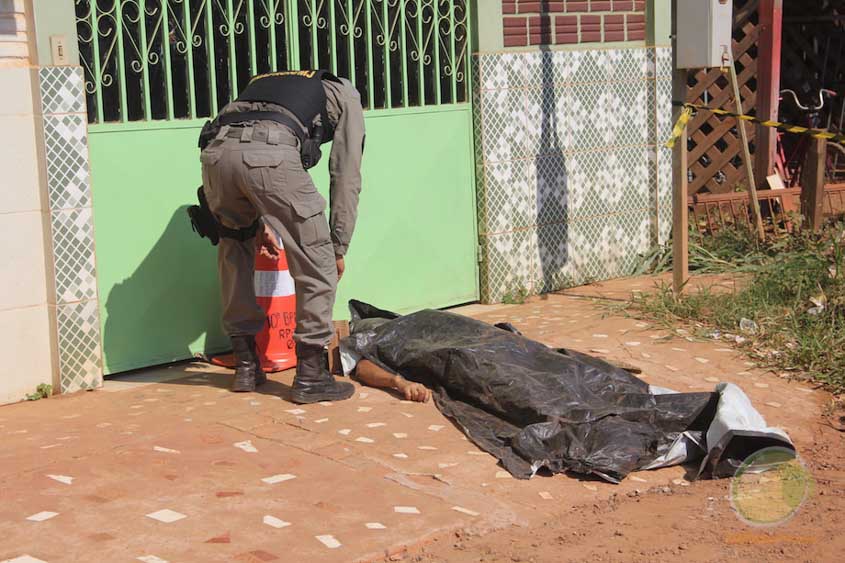 Corpo encontrado em Avenida de Brasileia ‘cozinha’ 7 horas até chegada de peritos