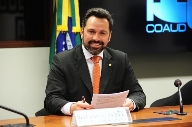 Alan Rick comemora retorno de voos durante o dia e do trecho Rio Branco-Manaus