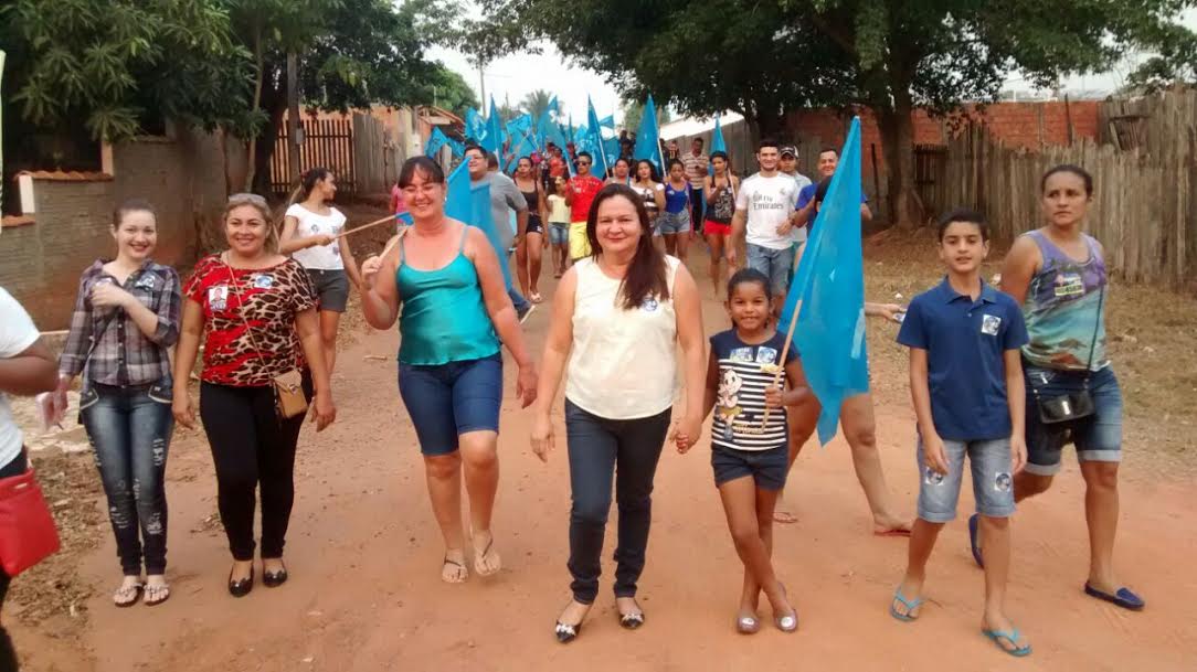 Branca Menezes e Mambira intensificam caminhadas nos bairros do Quinari