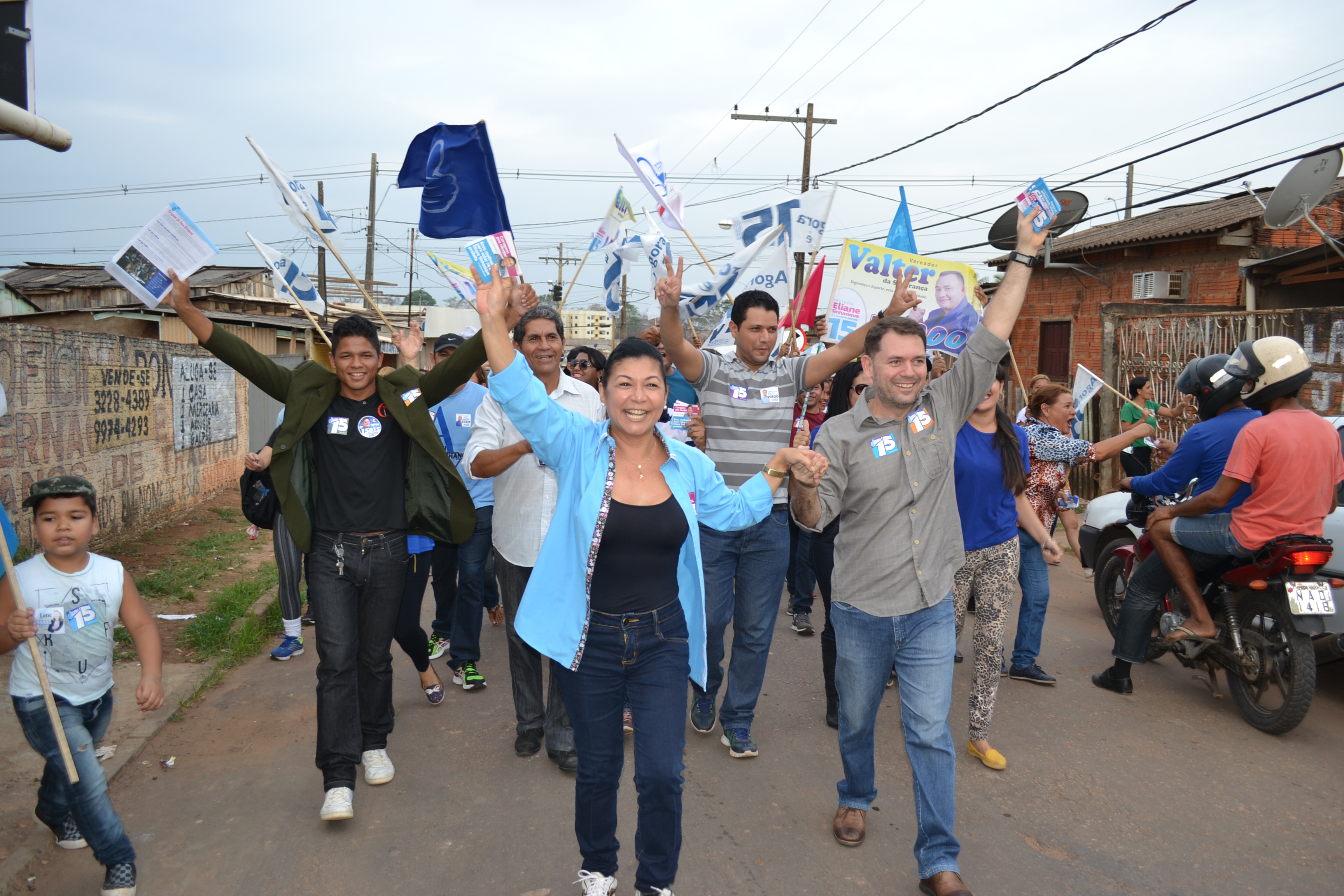 Sinhasique percorre Bairro Alto Alegre, recebe apoio e comemora ascenção de Temer à presidência