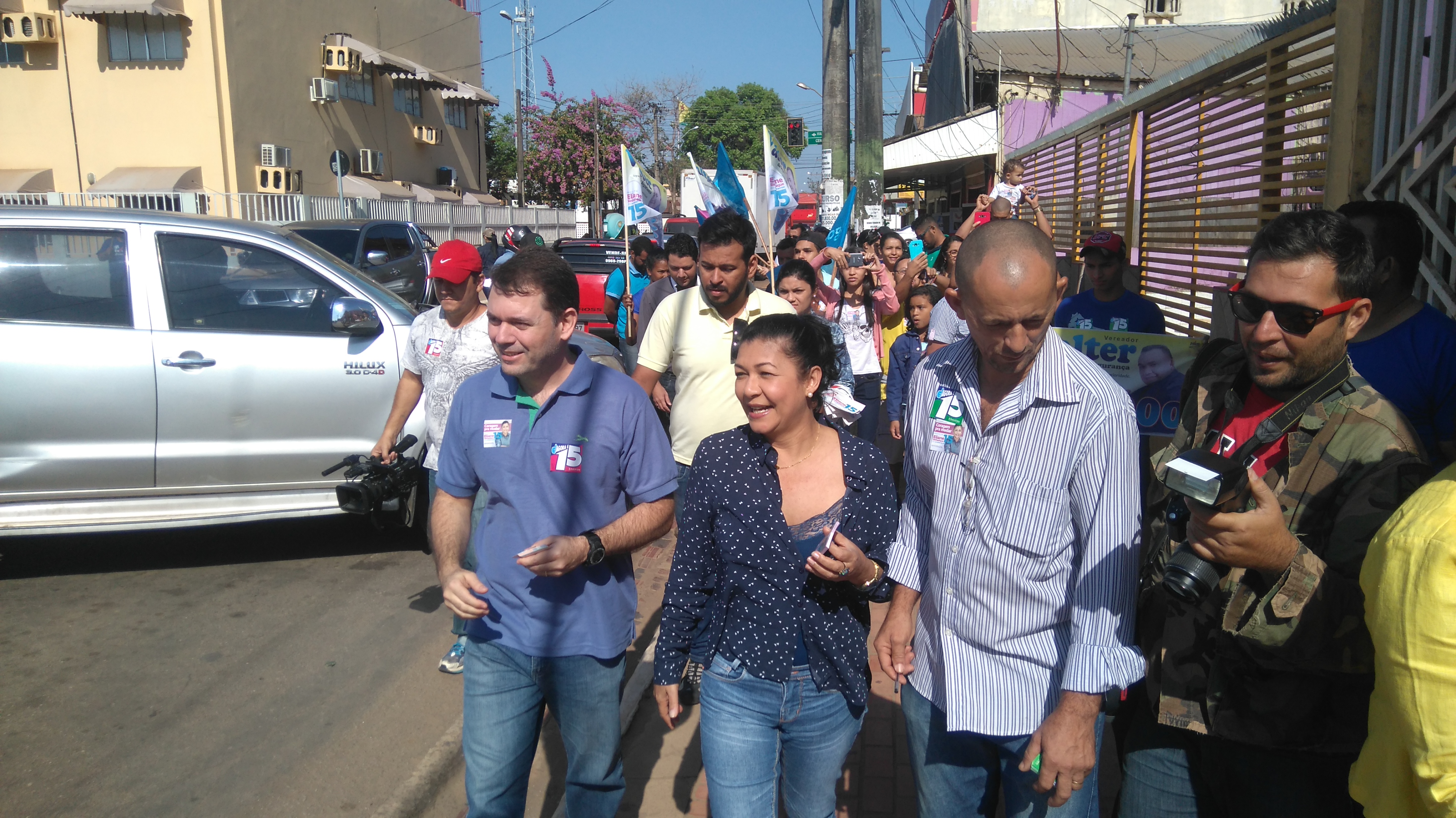 Sinhasique recebe apoio em caminhada e diz: “Perseguem quem é favorável à nossa candidatura”