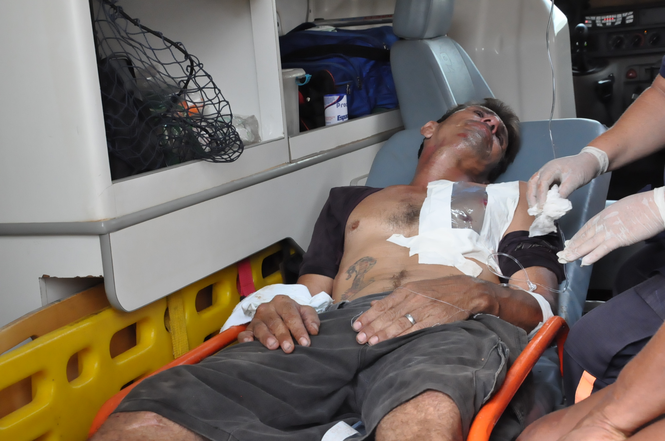 Sem qualquer explicação, homem atinge vítima com facada no peito e foge