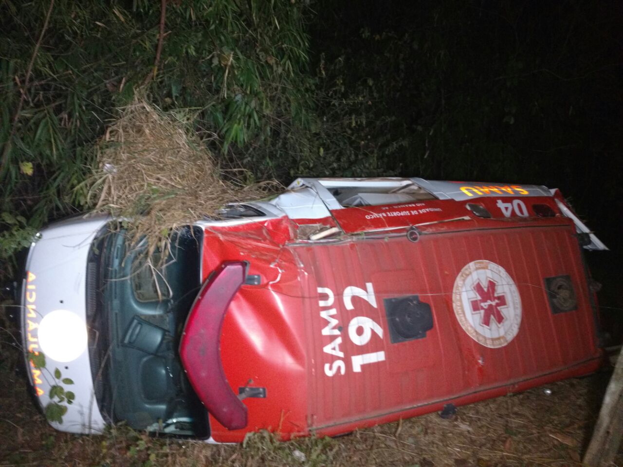 Perigo na rodovia: viatura do Samu capota após colidir em outro veículo na estrada de Porto Acre