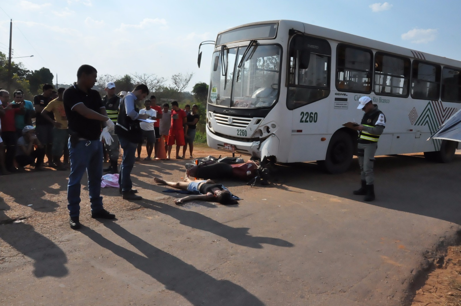 Adolescente morre após colidir motocicleta em ônibus no Belo Jardim III