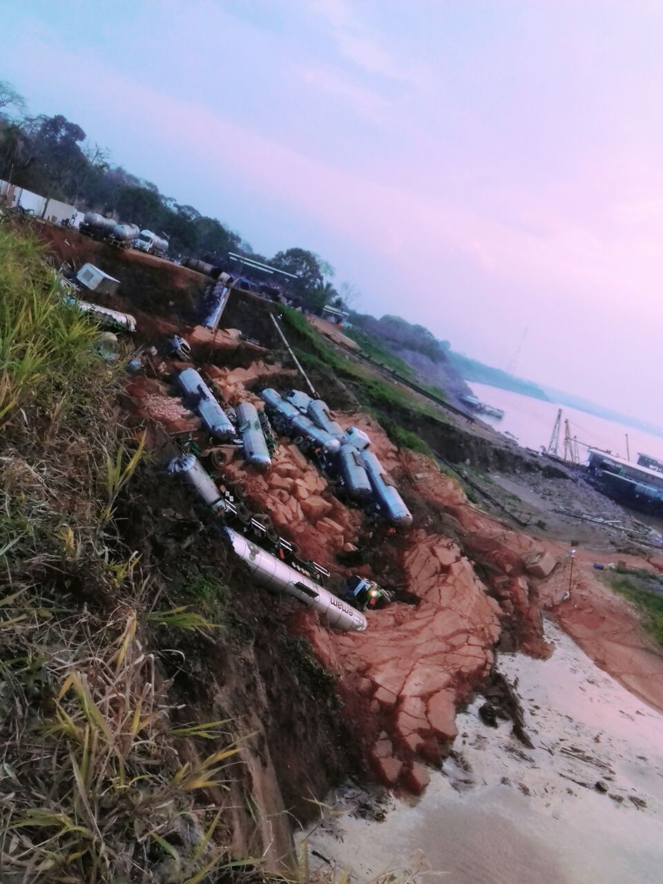 Barranco afunda com carretas às margens do Madeira; há desaparecidos
